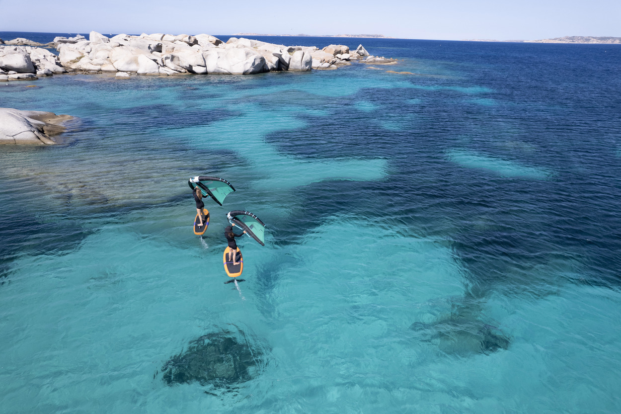 42260-3604_MarDeArce-ZoeSchoenwetter_SkyFree26_UnitSLSConceptBlue26_Sardinia_Duotone_by-JakobScott-bsp-media_DJI_0227 42260-3604_MarDeArce-ZoeSchoenwetter_SkyFree26_UnitSLSConceptBlue26_Sardinia_Duotone_by-JakobScott-bsp-media_DJI_0227